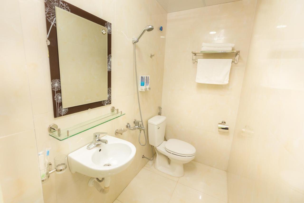 Spot On 861 Sunrise Hotel นิญบิ่ญ ภายนอก รูปภาพ